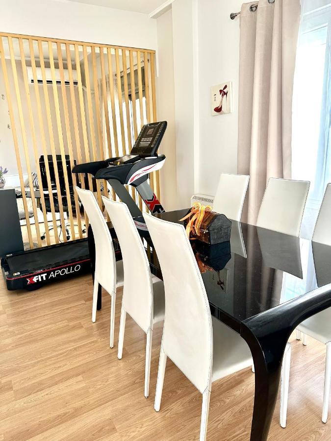 Cozy Apartment With Parking Near The City Center Atene Esterno foto